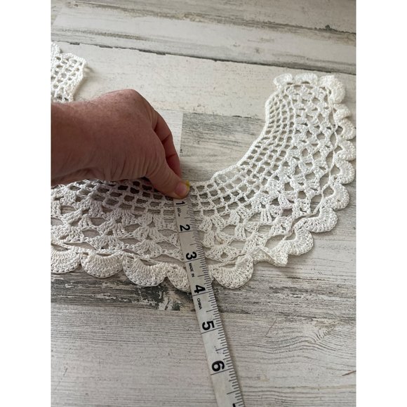 Woman’s white crocheted collar with no closure - Picture 4 of 4